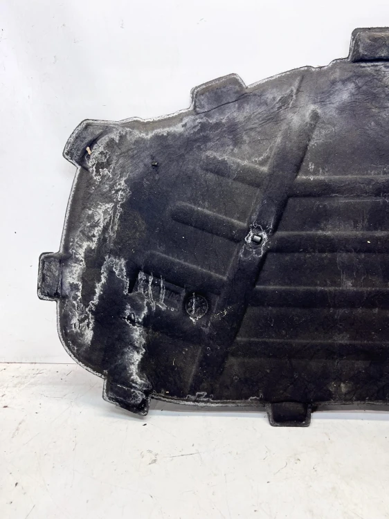WYGŁUSZENIE MASKI AUDI A3 8V 8V0863825