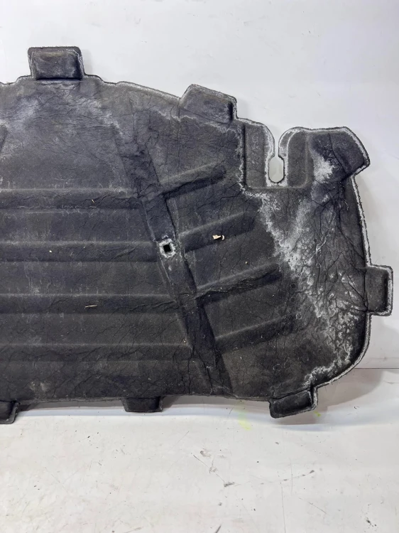 WYGŁUSZENIE MASKI AUDI A3 8V 8V0863825