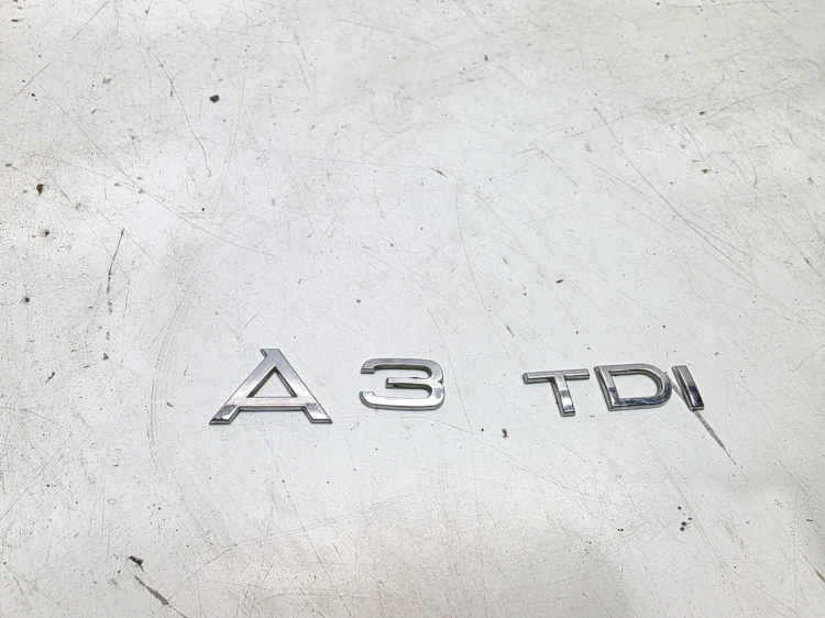 EMBLEMAT KLAPY BAGAŻNIKA TYŁ AUDI A3 8V 8P 1.6 2.0 TDI