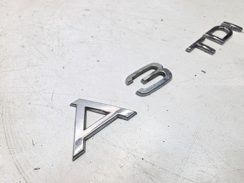 EMBLEMAT KLAPY BAGAŻNIKA TYŁ AUDI A3 8V 8P 1.6 2.0 TDI