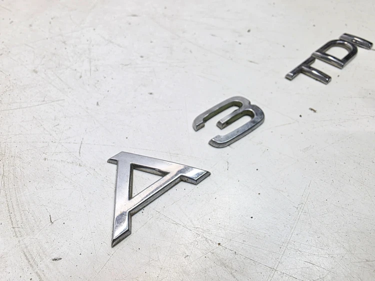 EMBLEMAT KLAPY BAGAŻNIKA TYŁ AUDI A3 8V 8P 1.6 2.0 TDI