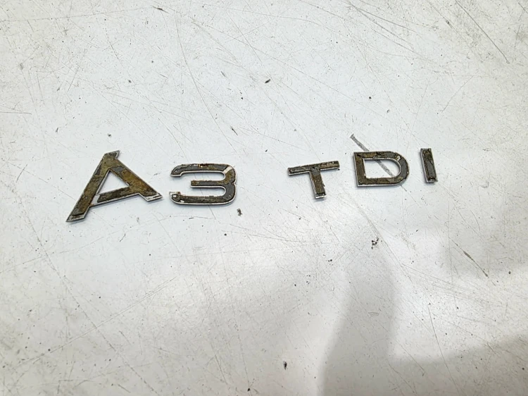 EMBLEMAT KLAPY BAGAŻNIKA TYŁ AUDI A3 8V 8P 1.6 2.0 TDI