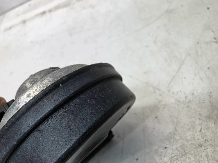 KLAKSON SYGNAŁ HIGH PRAWY AUDI A3 8V 5Q0951223A *2*
