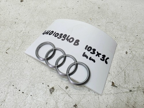 ZNACZEK EMBLEMAT Z POKRYWY SILNIA AUDI A3 A4 A5 A6 4H0103940B 103MMX36MM