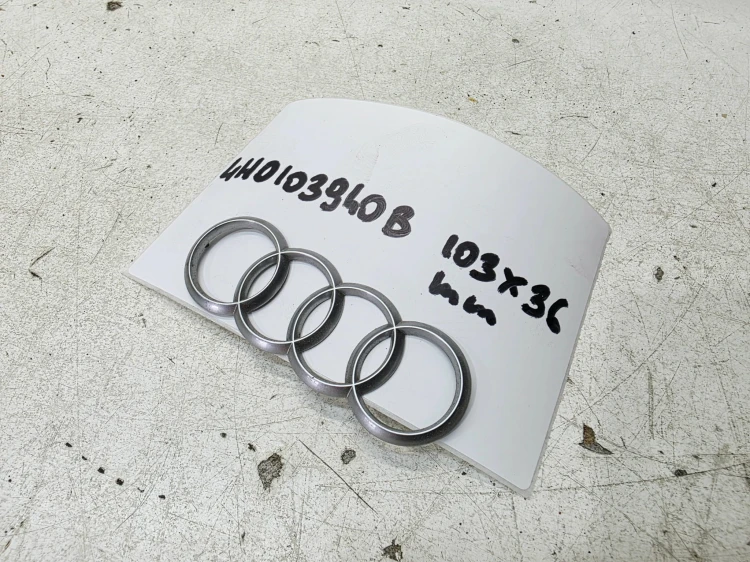 ZNACZEK EMBLEMAT Z POKRYWY SILNIA AUDI A3 A4 A5 A6 4H0103940B 103MMX36MM