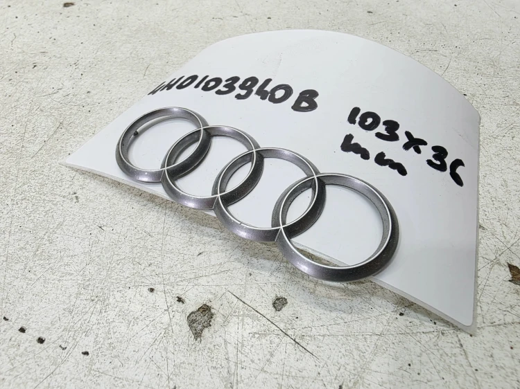 ZNACZEK EMBLEMAT Z POKRYWY SILNIA AUDI A3 A4 A5 A6 4H0103940B 103MMX36MM