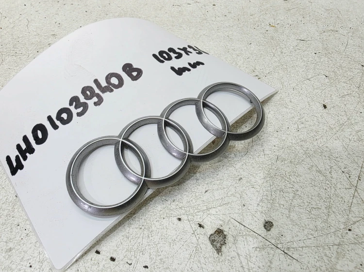 ZNACZEK EMBLEMAT Z POKRYWY SILNIA AUDI A3 A4 A5 A6 4H0103940B 103MMX36MM