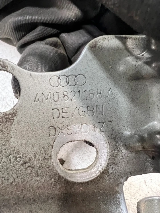 WSPORNIK MOCOWANIE BŁOTNIKA PRAWY PRZÓD AUDI Q7 4M 4M0821168A