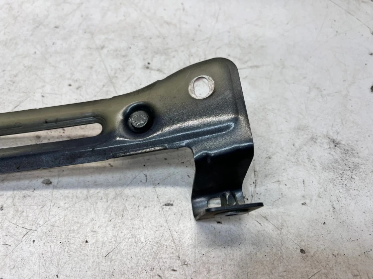 WSPORNIK MOCOWANIE BŁOTNIKA PRAWY PRZÓD AUDI Q7 4M 4M0821432