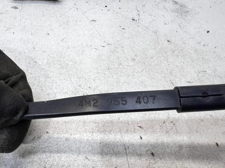 RAMIĘ WYCIERACZKI LEWE AUDI Q7 4M 4M2955407