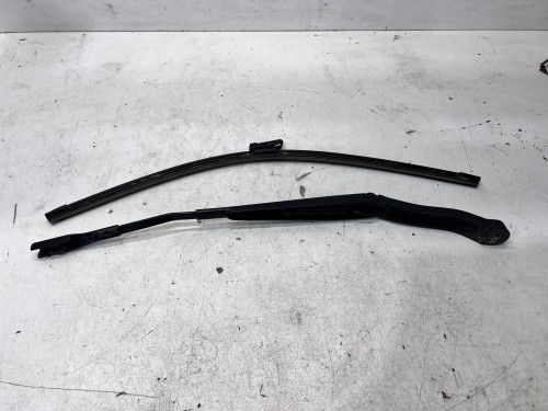 RAMIĘ WYCIERACZKI PRAWE AUDI Q7 4M 4M2955408
