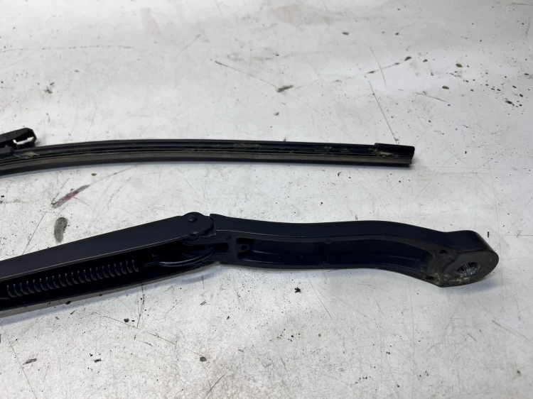 RAMIĘ WYCIERACZKI PRAWE AUDI Q7 4M 4M2955408