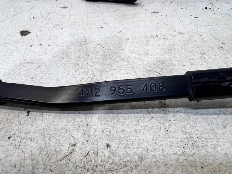 RAMIĘ WYCIERACZKI PRAWE AUDI Q7 4M 4M2955408