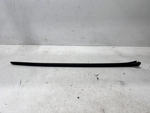 LISTWA ZGARNIAJĄCA SZYBY CZOŁOWEJ PRAWA AUDI Q7 4M 4M0854328