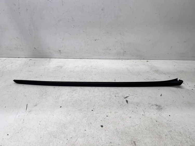 LISTWA ZGARNIAJĄCA SZYBY CZOŁOWEJ PRAWA AUDI Q7 4M 4M0854328