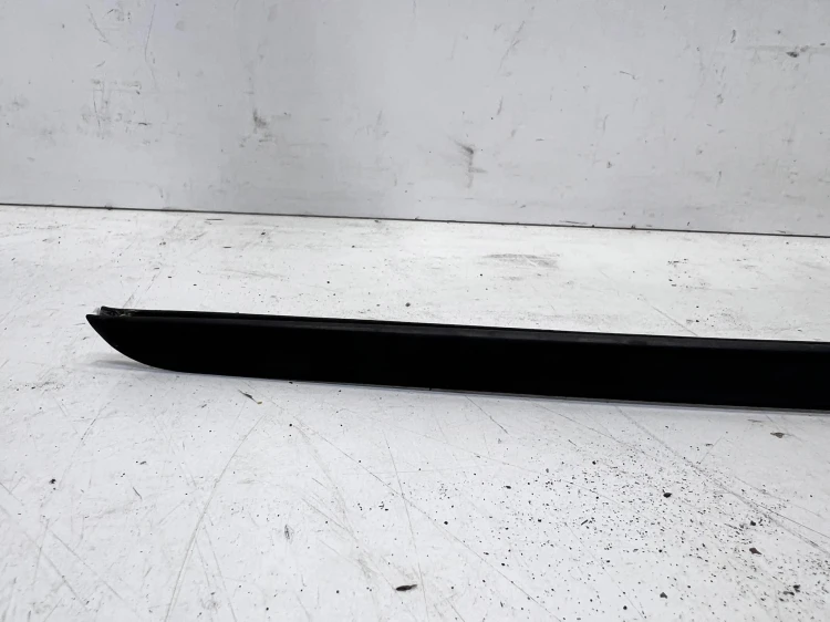LISTWA ZGARNIAJĄCA SZYBY CZOŁOWEJ PRAWA AUDI Q7 4M 4M0854328