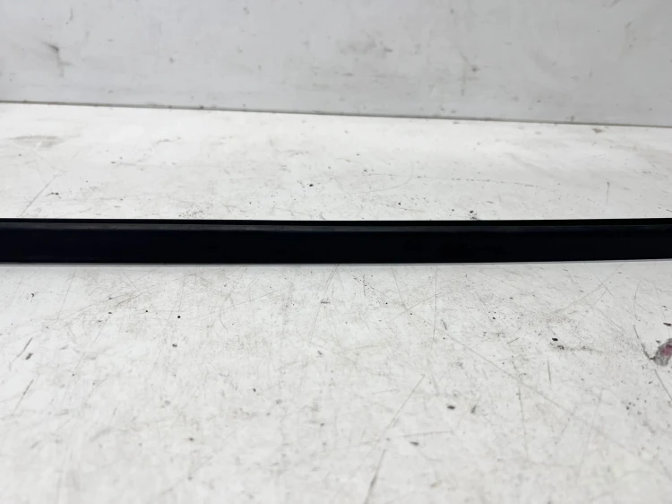 LISTWA ZGARNIAJĄCA SZYBY CZOŁOWEJ PRAWA AUDI Q7 4M 4M0854328