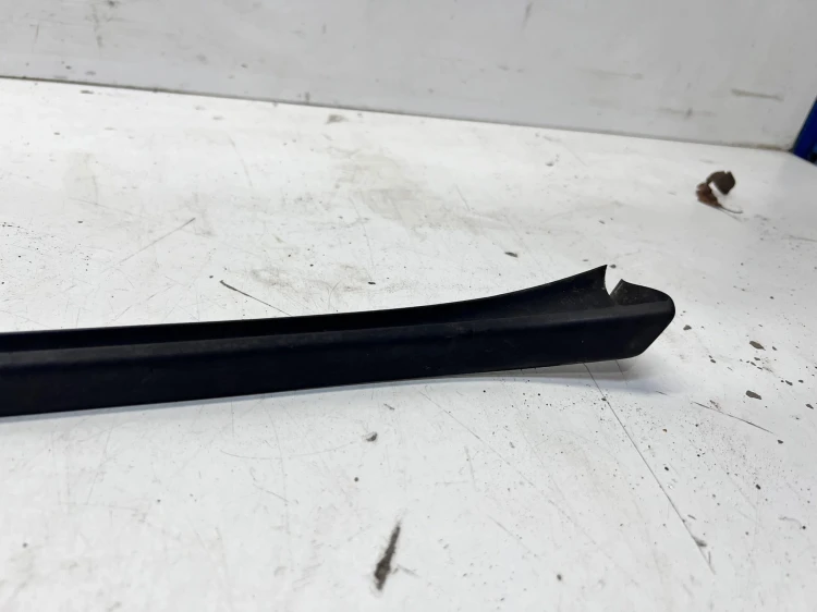 LISTWA ZGARNIAJĄCA SZYBY CZOŁOWEJ PRAWA AUDI Q7 4M 4M0854328