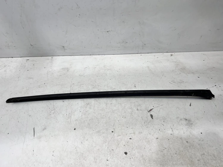 LISTWA ZGARNIAJĄCA SZYBY CZOŁOWEJ PRAWA AUDI Q7 4M 4M0854328