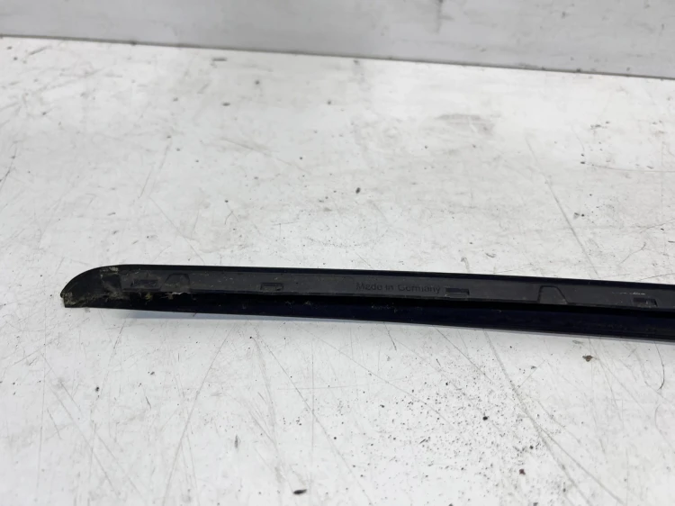 LISTWA ZGARNIAJĄCA SZYBY CZOŁOWEJ PRAWA AUDI Q7 4M 4M0854328