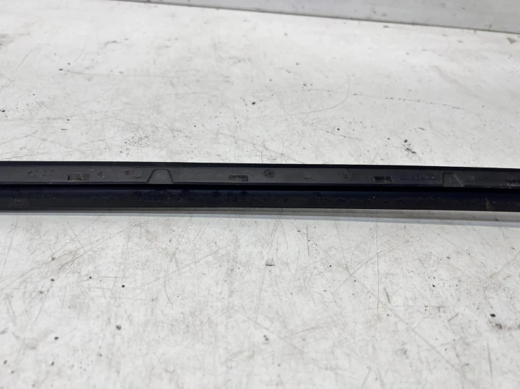 LISTWA ZGARNIAJĄCA SZYBY CZOŁOWEJ PRAWA AUDI Q7 4M 4M0854328