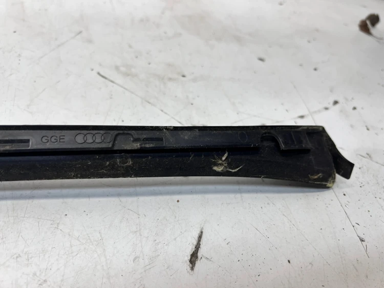 LISTWA ZGARNIAJĄCA SZYBY CZOŁOWEJ PRAWA AUDI Q7 4M 4M0854328