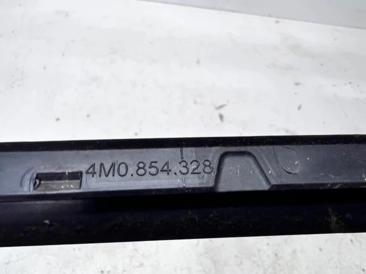 LISTWA ZGARNIAJĄCA SZYBY CZOŁOWEJ PRAWA AUDI Q7 4M 4M0854328