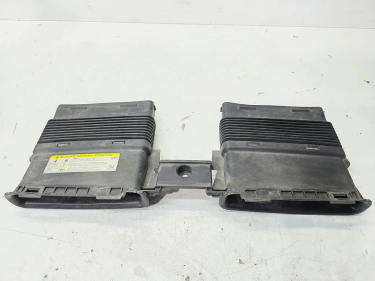 WLOT DOLOT POWIETRZA Z PASA PRZEDNIEGO AUDI Q7 4M 3.0 TDI 4M0129510D