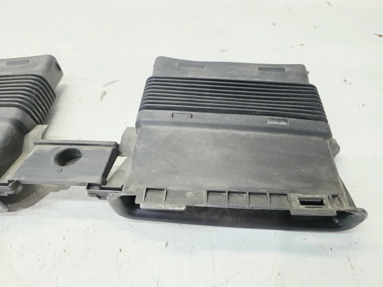 WLOT DOLOT POWIETRZA Z PASA PRZEDNIEGO AUDI Q7 4M 3.0 TDI 4M0129510D