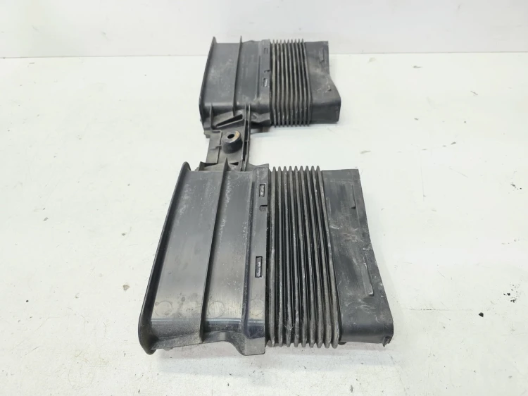 WLOT DOLOT POWIETRZA Z PASA PRZEDNIEGO AUDI Q7 4M 3.0 TDI 4M0129510D