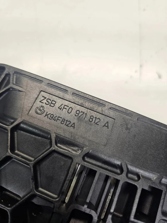 SKRZYNKA OBUDOWA KLEMY AUDI A6 C6 4F0971812A