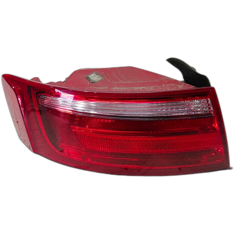 LAMPA LEWY TYŁ W BŁOTNIK NA ŻARÓWKI AUDI A5 8T SPORTBACK 8T8945095