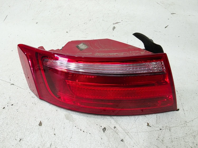 LAMPA LEWY TYŁ W BŁOTNIK NA ŻARÓWKI AUDI A5 8T SPORTBACK 8T8945095