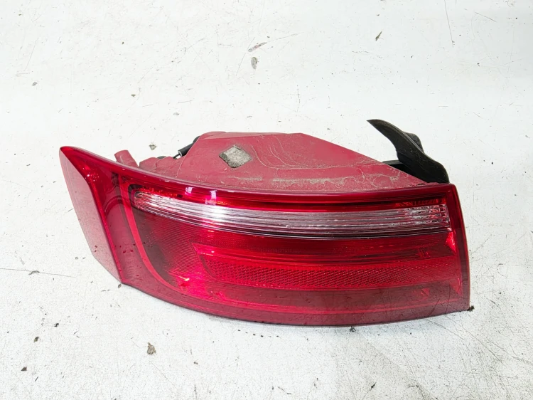 LAMPA LEWY TYŁ W BŁOTNIK NA ŻARÓWKI AUDI A5 8T SPORTBACK 8T8945095