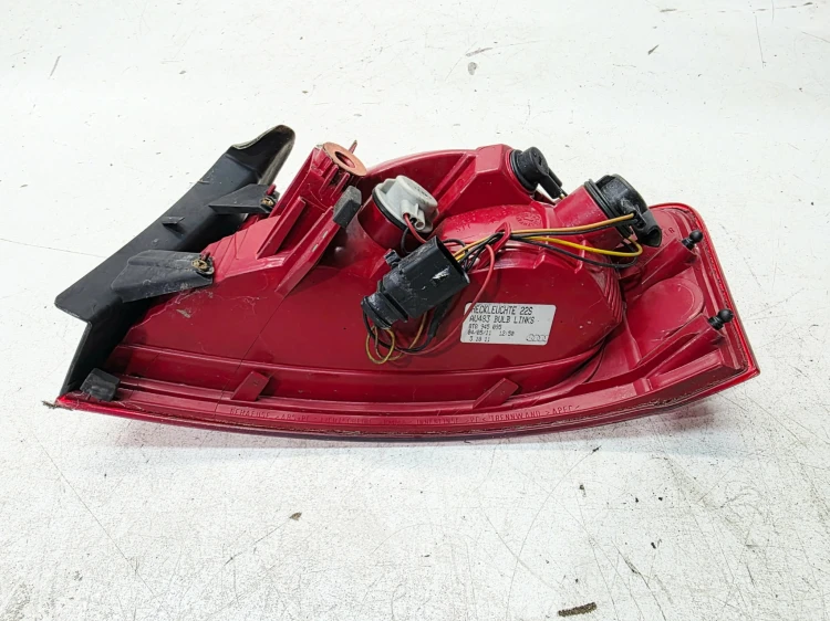 LAMPA LEWY TYŁ W BŁOTNIK NA ŻARÓWKI AUDI A5 8T SPORTBACK 8T8945095