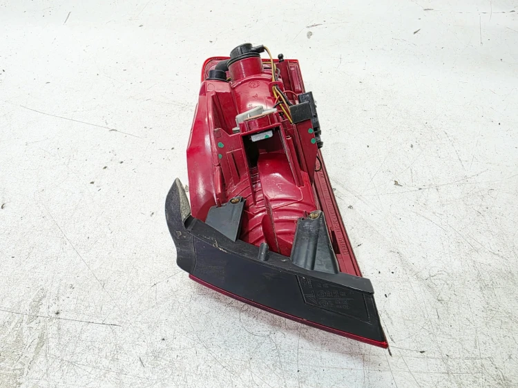 LAMPA LEWY TYŁ W BŁOTNIK NA ŻARÓWKI AUDI A5 8T SPORTBACK 8T8945095