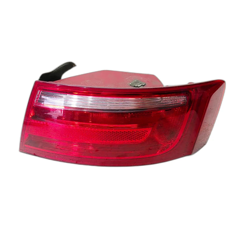 LAMPA PRAWY TYŁ W BŁOTNIK NA ŻARÓWKI AUDI A5 8T SPORTBACK 8T8945096