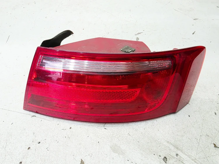 LAMPA PRAWY TYŁ W BŁOTNIK NA ŻARÓWKI AUDI A5 8T SPORTBACK 8T8945096