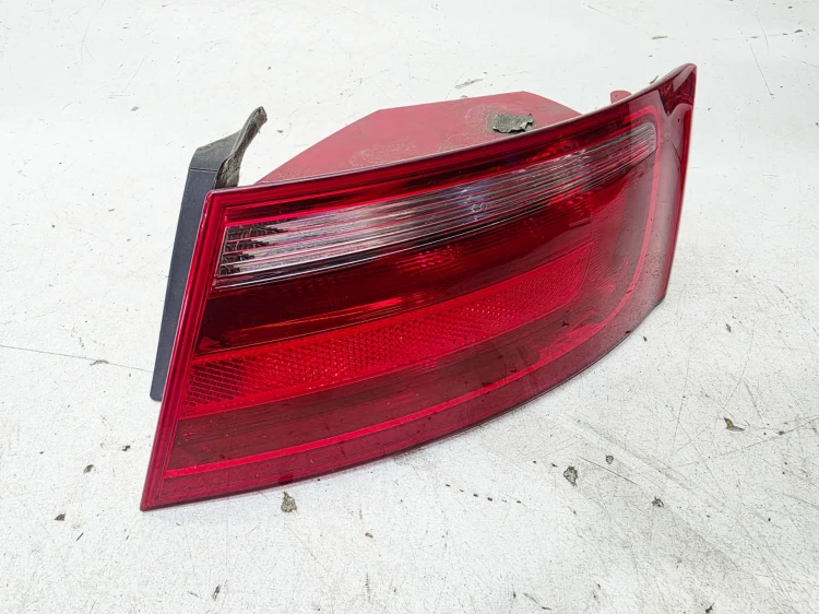 LAMPA PRAWY TYŁ W BŁOTNIK NA ŻARÓWKI AUDI A5 8T SPORTBACK 8T8945096