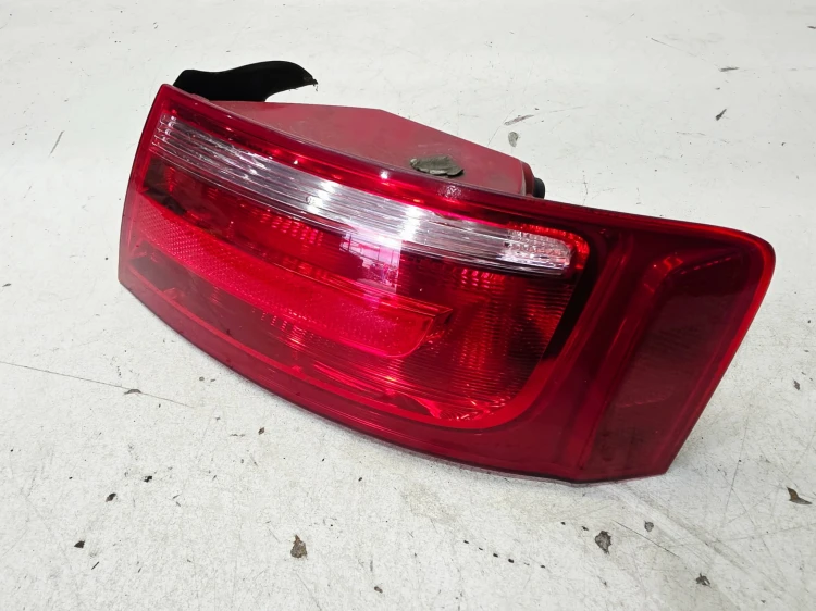 LAMPA PRAWY TYŁ W BŁOTNIK NA ŻARÓWKI AUDI A5 8T SPORTBACK 8T8945096