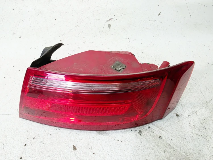 LAMPA PRAWY TYŁ W BŁOTNIK NA ŻARÓWKI AUDI A5 8T SPORTBACK 8T8945096