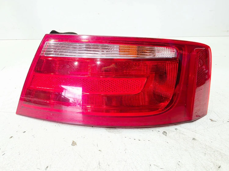 LAMPA PRAWY TYŁ W BŁOTNIK NA ŻARÓWKI AUDI A5 8T SPORTBACK 8T8945096