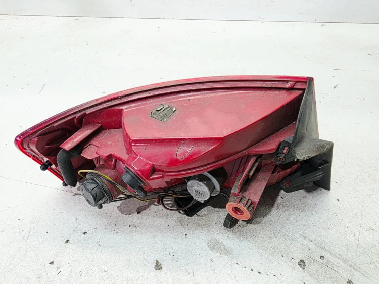 LAMPA PRAWY TYŁ W BŁOTNIK NA ŻARÓWKI AUDI A5 8T SPORTBACK 8T8945096