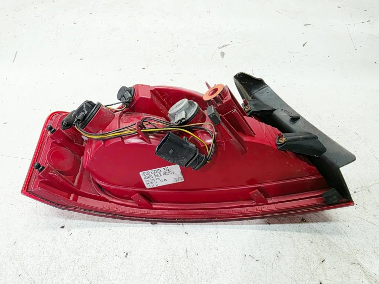 LAMPA PRAWY TYŁ W BŁOTNIK NA ŻARÓWKI AUDI A5 8T SPORTBACK 8T8945096