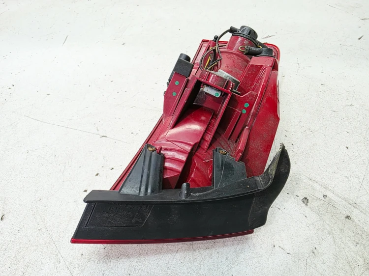 LAMPA PRAWY TYŁ W BŁOTNIK NA ŻARÓWKI AUDI A5 8T SPORTBACK 8T8945096