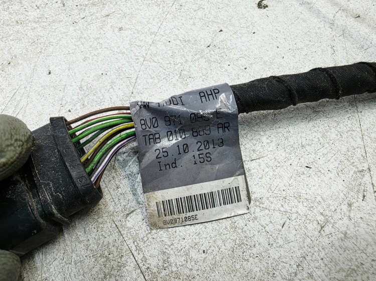 WIĄZKA CZUJNIKÓW PARKOWANIA PRZÓD AUDI A3 8V 8V0971085E