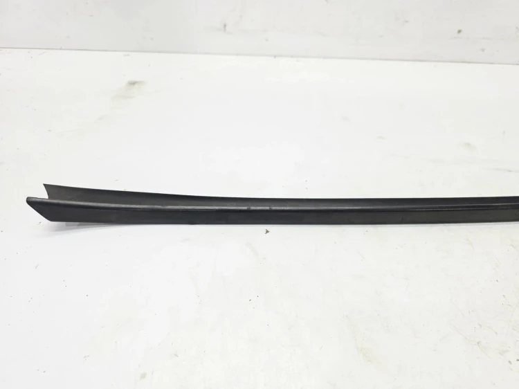 LISTWA ZGARNIAJĄCA SZYBY CZOŁOWEJ LEWY PRZÓD AUDI Q3 8U 8U0854327