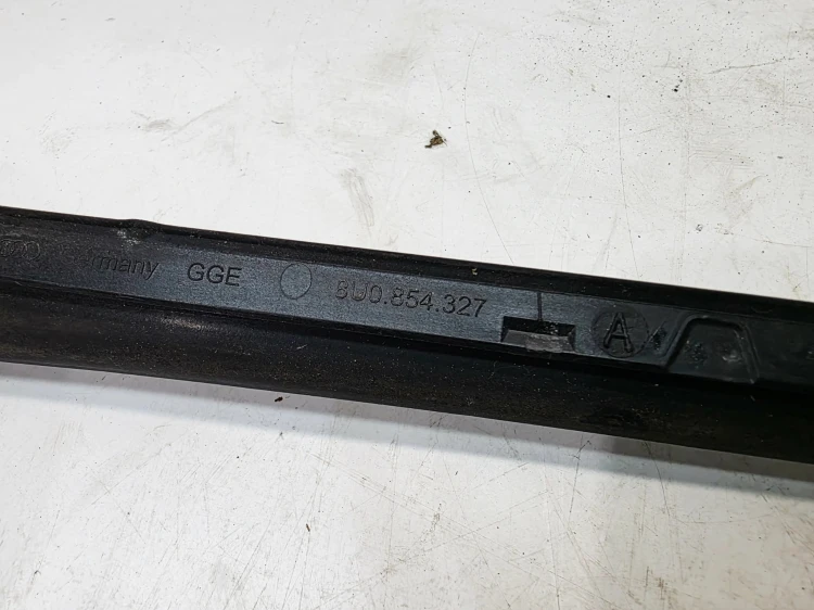 LISTWA ZGARNIAJĄCA SZYBY CZOŁOWEJ LEWY PRZÓD AUDI Q3 8U 8U0854327