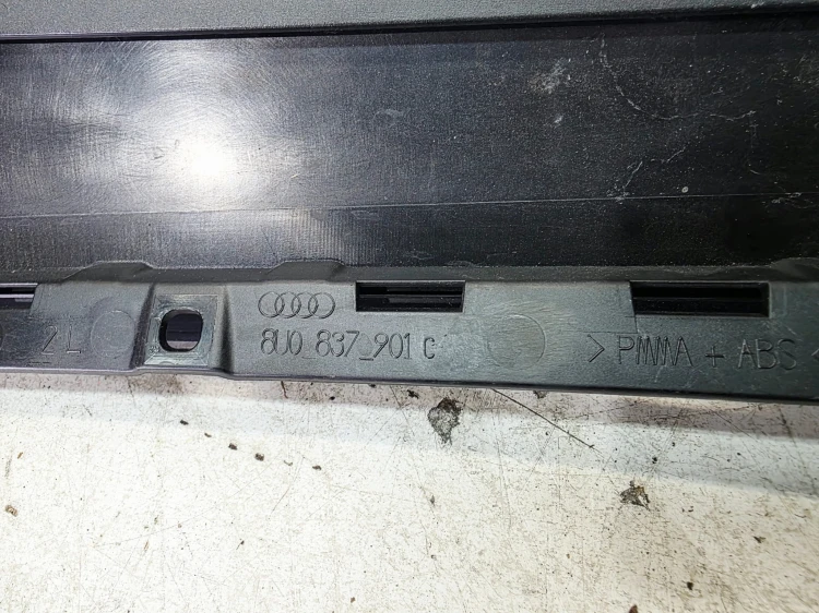 NAKŁADKA OSŁONA SŁUPKA DRZWI LEWY PRZÓD AUDI Q3 8U 8U0837901C
