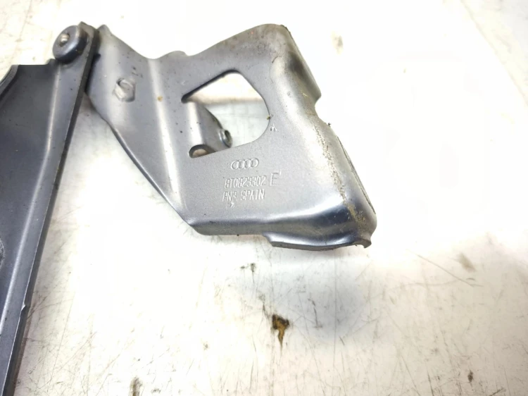 ZAWIAS MASKI PRAWY AUDI A5 8T 8T0823302E